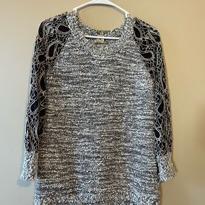 Escio 100% Acrylic Black and Cream Sweater Size Small